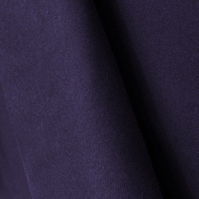 Entre los colores litúrgicos de Semana Santa, encontramos la tela de sarga lisa de color morado. Sarga opaca, sostenida y con cuerpo ideal para la confección de uniformes, pantalones y faldas.