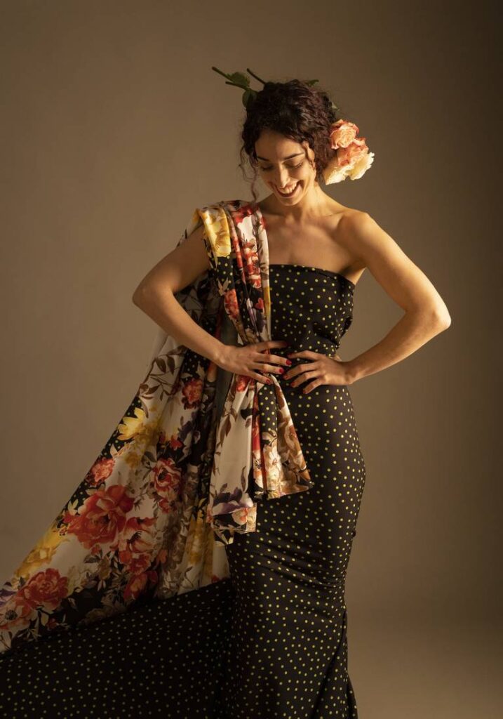 Moda flamenca 2023 - crepe lunares y mantón con motivos florales