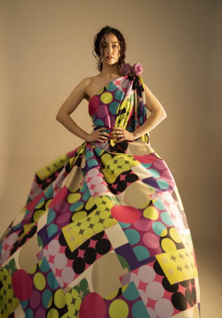 Moda flamenca 2023 - Generosas faldas, estampados de colores ácidos y el detalle del acabado con flores