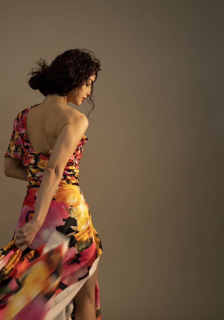 Moda flamenca 2023 minimalista, espalda descubierta, estampados florales y falda cómoda para el baile.