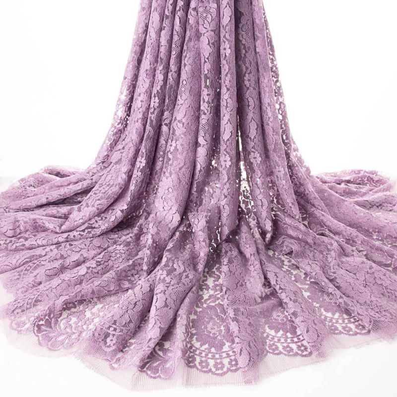 Invitadas perfectas en chantilly flor malva para outfits elegantes, ligeros y espectaculares