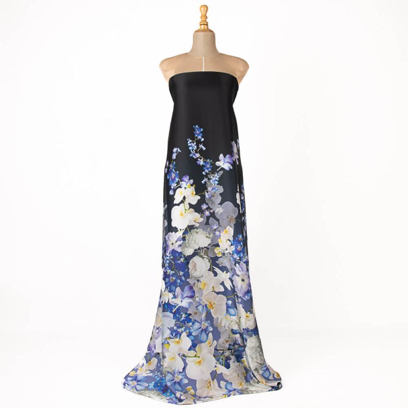 Elegante satén estampado con flores azules sobre fondo negro para invitadas perfectas