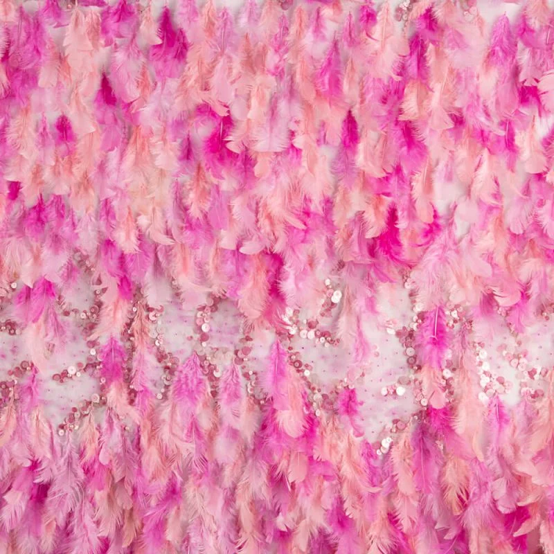 Tela de plumas rosa fucsia para invitadas perfectas, no pasarás desapercibida.